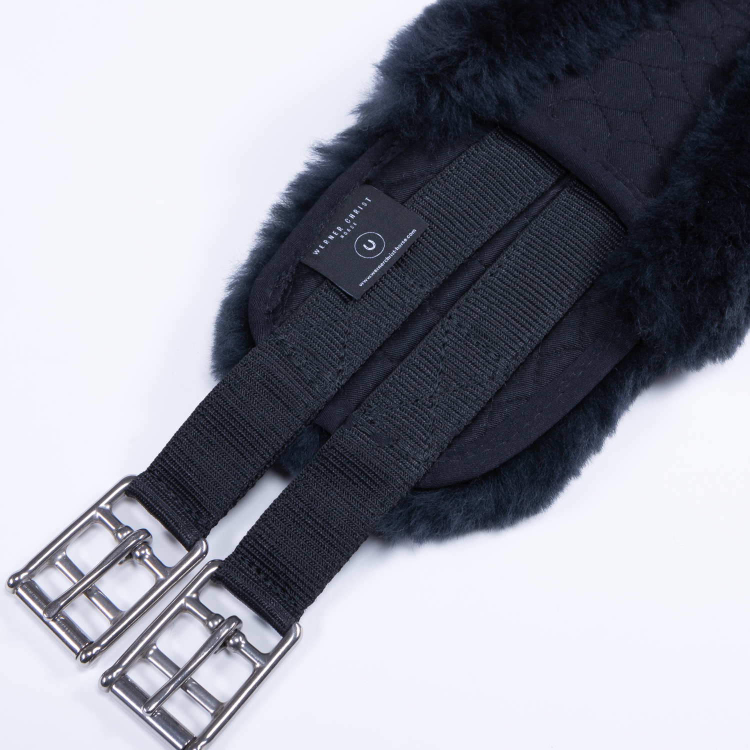 Werner Christ Horse »Pferde Sattelgurt Anatomisch Lammfellgurt Schwarz / Anthrazit, der Langgurt ist im Ellenbogenbereich vorne und hinten leicht zurückgeschnitten, um die Bewegungsfreiheit nicht einzuschränken Artikelnummer 6666-64 erhältlich bei www.Hotti24.de