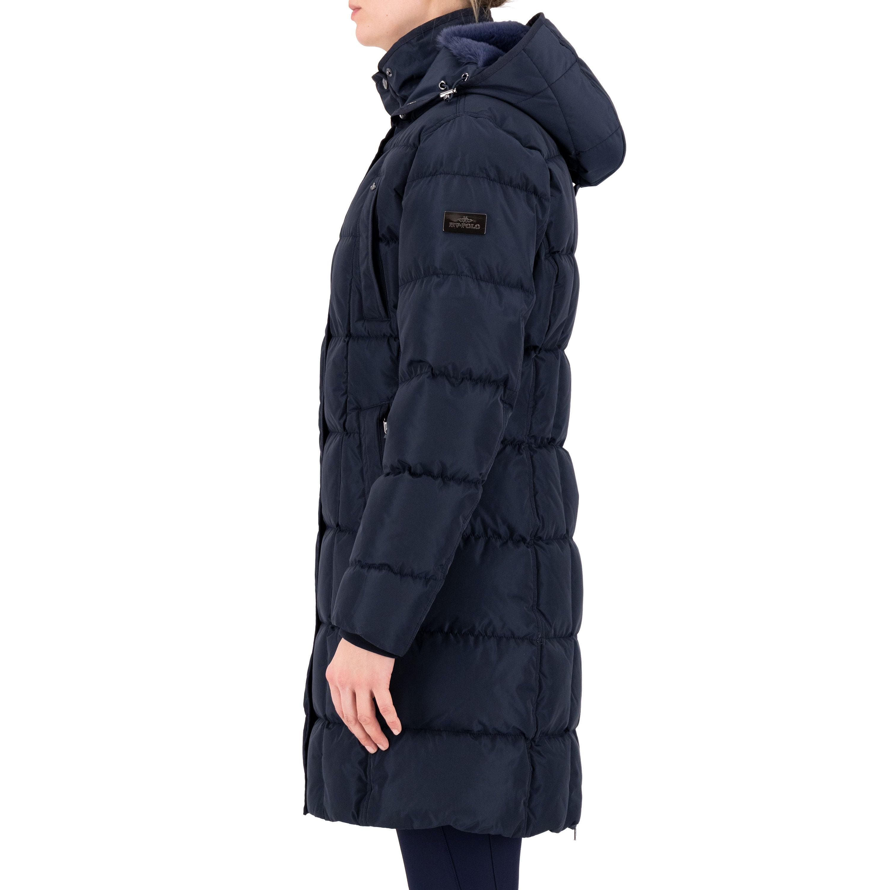 Die vorliegende Datei enthält Informationen über den Damen Parka "Julia" von HV POLO. Dieser Parka ist in der Farbe Blau erhältlich und trägt die Artikelnummer 0406093550-5001. Ein Parka ist eine Art langer Mantel, der oft für kaltes Wetter oder Outdoor-Aktivitäten getragen wird. Sie haben die Möglichkeit, diesen Damen Parka auf der Website www.hotti24.de zu erwerben