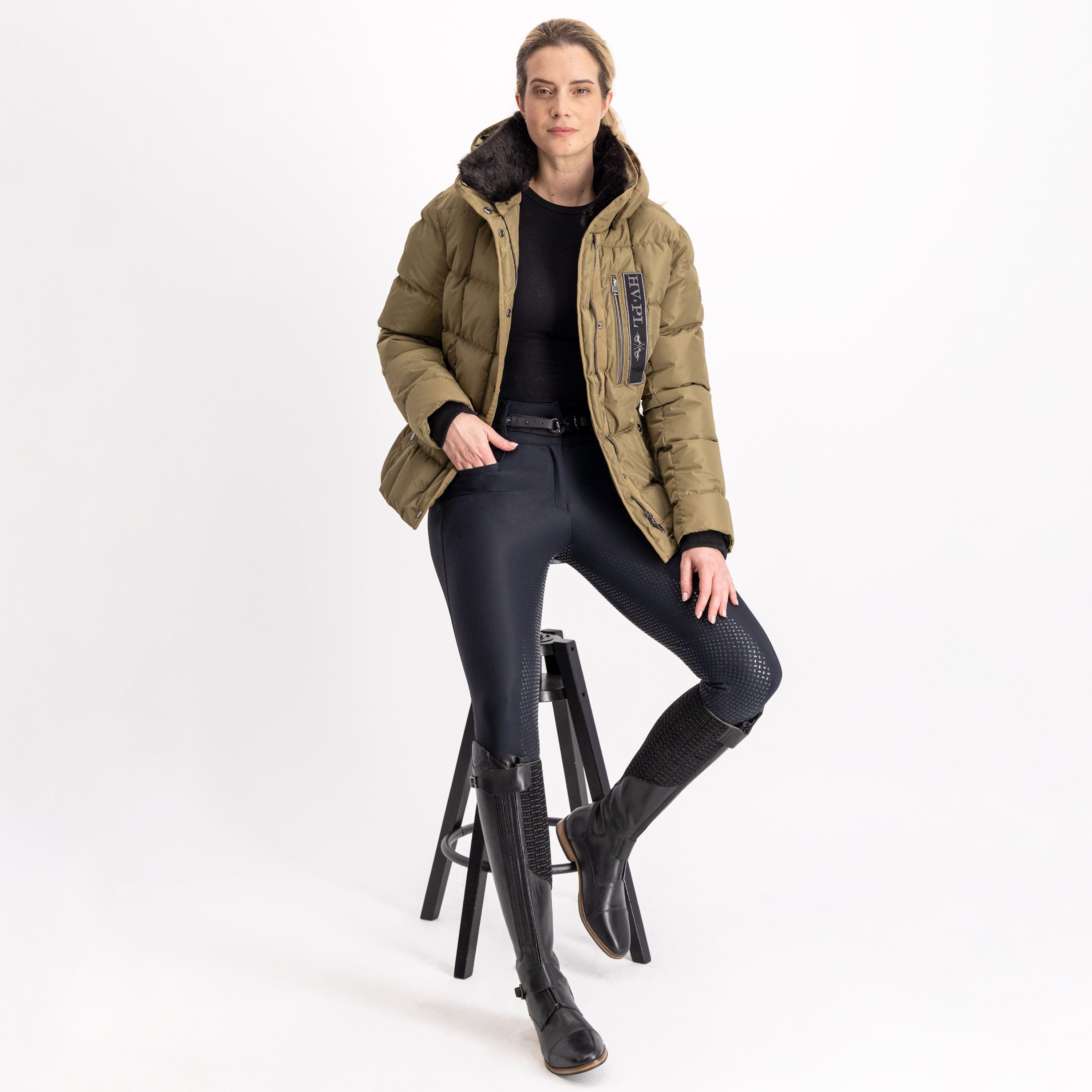 Die vorliegende Datei enthält Informationen über die HV POLO Damen Winterjacke "Jacky" in Grün mit der Artikelnummer 0406093551-6115. Leider sind aufgrund der begrenzten Bandbreite oder Sehbeeinträchtigung keine weiteren Details oder Bilder verfügbar. Sie ist erhältlich unter www.Hotti24.de.