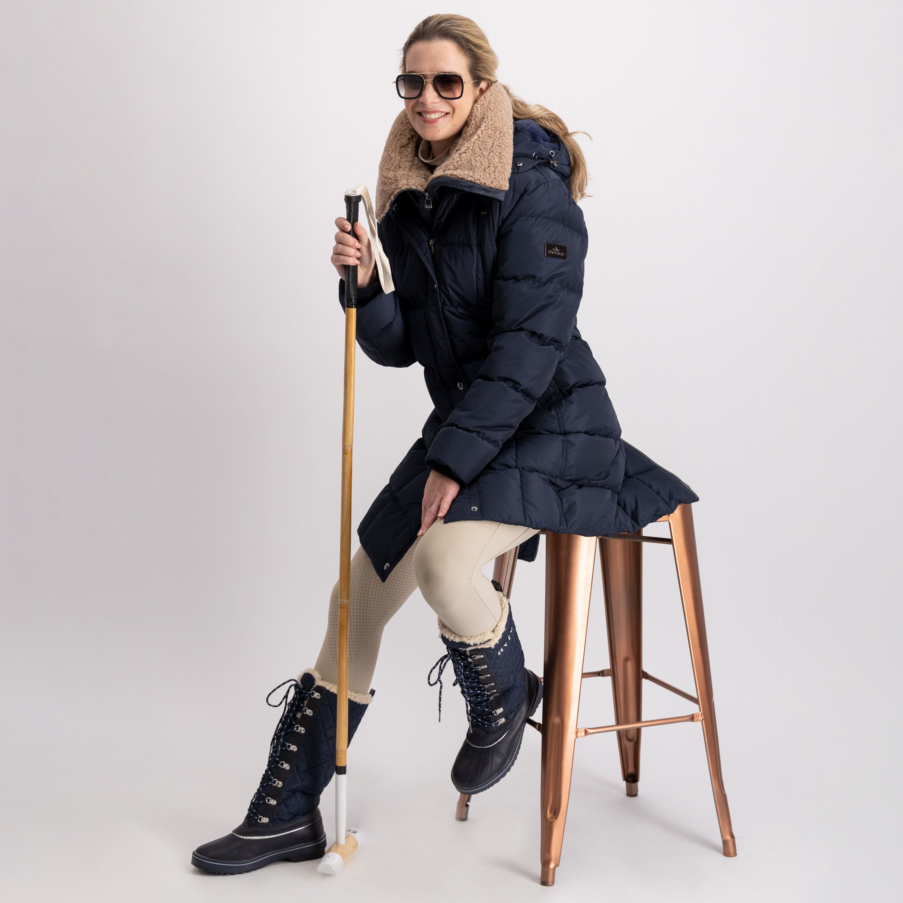 Die vorliegende Datei enthält Informationen über den Damen Parka "Julia" von HV POLO. Dieser Parka ist in der Farbe Blau erhältlich und trägt die Artikelnummer 0406093550-5001. Ein Parka ist eine Art langer Mantel, der oft für kaltes Wetter oder Outdoor-Aktivitäten getragen wird. Sie haben die Möglichkeit, diesen Damen Parka auf der Website www.hotti24.de zu erwerben