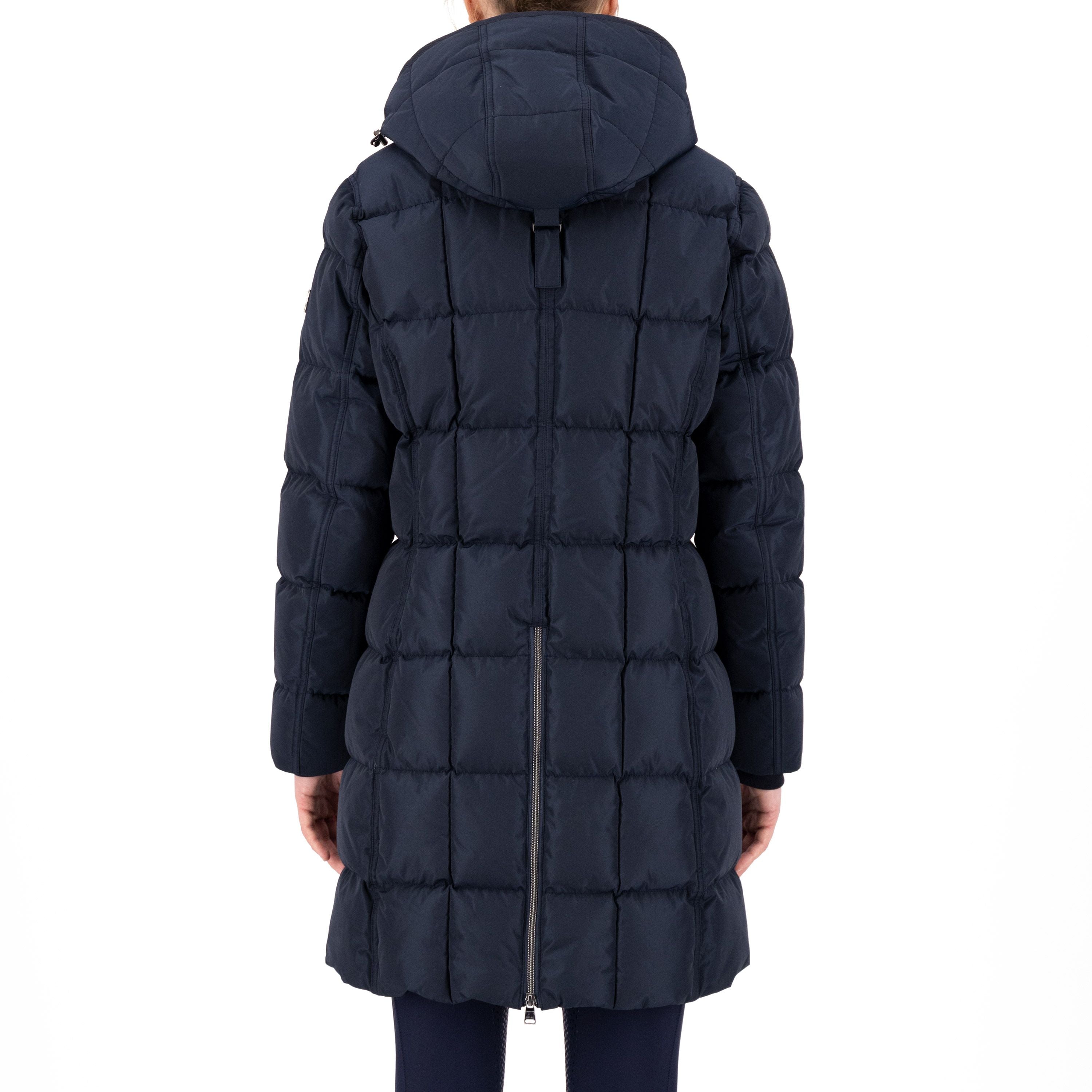 Die vorliegende Datei enthält Informationen über den Damen Parka "Julia" von HV POLO. Dieser Parka ist in der Farbe Blau erhältlich und trägt die Artikelnummer 0406093550-5001. Ein Parka ist eine Art langer Mantel, der oft für kaltes Wetter oder Outdoor-Aktivitäten getragen wird. Sie haben die Möglichkeit, diesen Damen Parka auf der Website www.hotti24.de zu erwerben