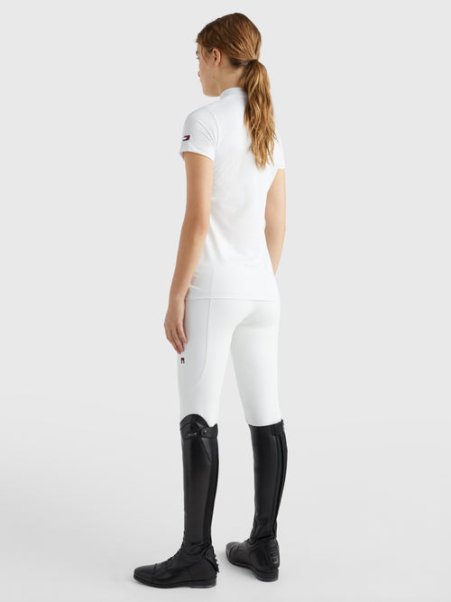 Tommy Hilfiger Equestrian® »Damen Turniershirt mit Strass Weiß, mit Stehkragen und verdeckter Knopfleiste. Sichtbarer Strassknopf am Kragen und TH-Strassapplikation auf der linken Brust. Hergestellt aus einem schnell trocknenden, desodorierenden Stoff Artikelnummer th07wsss301-001 erhältlich bei www.Hotti24.de