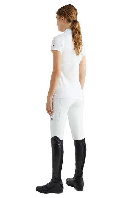 Tommy Hilfiger Equestrian® »Damen Turniershirt mit Strass Weiß, mit Stehkragen und verdeckter Knopfleiste. Sichtbarer Strassknopf am Kragen und TH-Strassapplikation auf der linken Brust. Hergestellt aus einem schnell trocknenden, desodorierenden Stoff Artikelnummer th07wsss301-001 erhältlich bei www.Hotti24.de