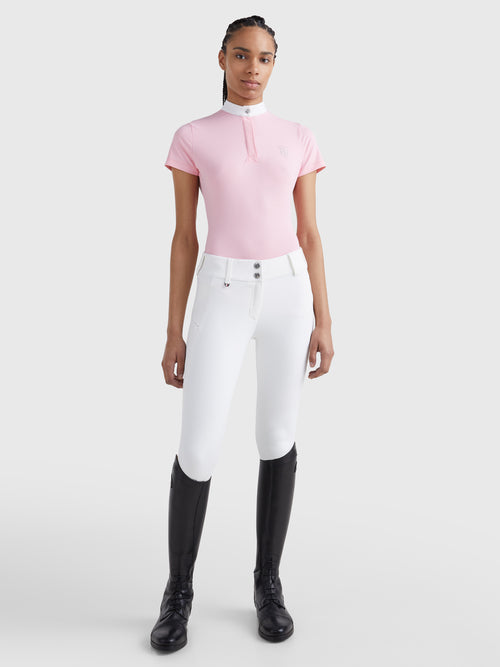 Tommy Hilfiger Equestrian® »Damen Turniershirt mit Strass Rosa, mit Stehkragen und verdeckter Knopfleiste. Sichtbarer Strassknopf am Kragen und TH-Strassapplikation auf der linken Brust. Hergestellt aus einem schnell trocknenden, desodorierenden Stoff Artikelnummer th07wsss301-029 erhältlich bei www.Hotti24.de