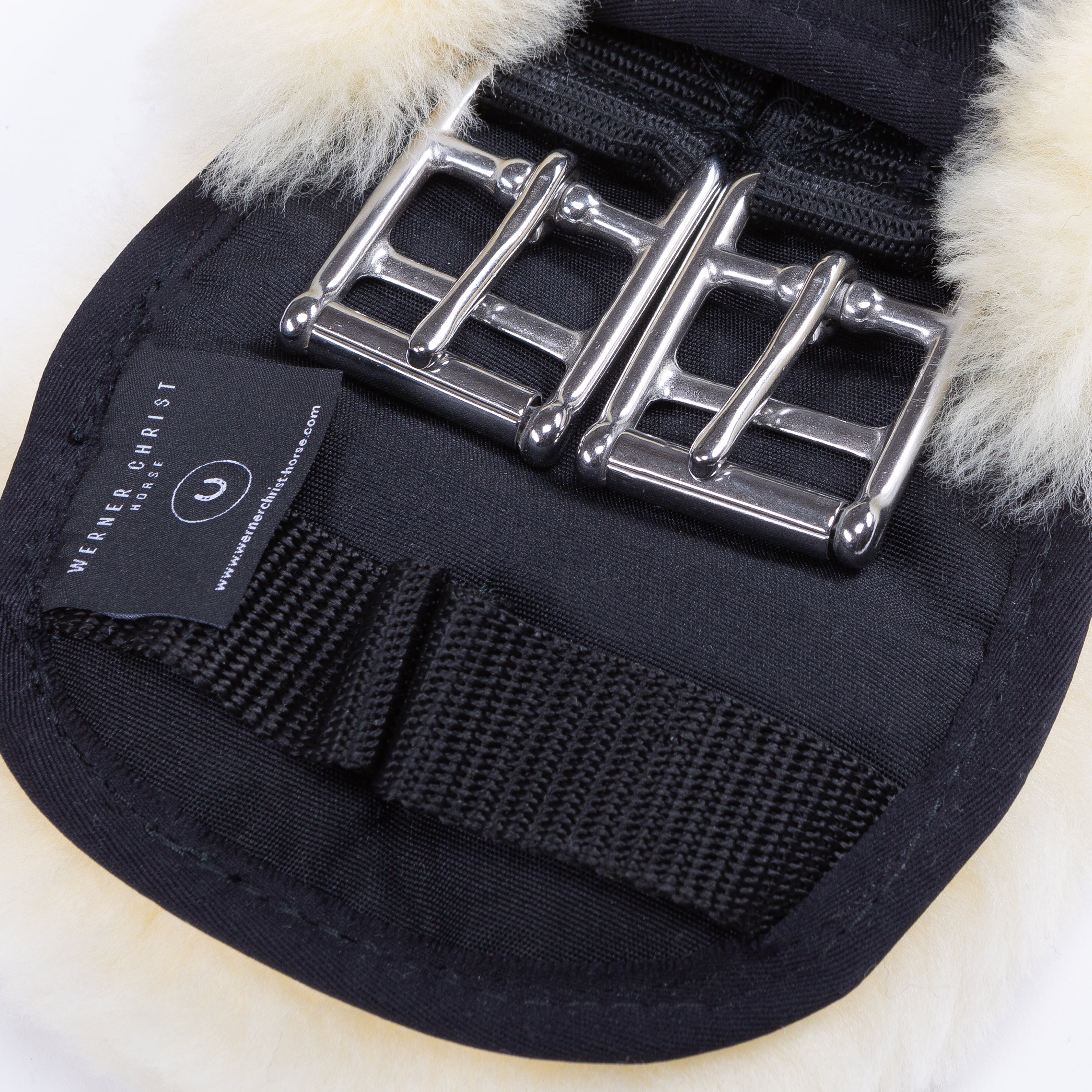 Der Werner Christ Pferde Sattelgurt "Konturgurt" mit Lammfell, Artikelnummer 6664-62, ist ein hochwertiger Sattelgurt, der speziell für den Komfort des Pferdes entwickelt wurde. Dieser Gurt besteht aus weichem und hochwertigem Lammfell und bietet eine angenehme Passform, während er gleichzeitig Druck und Reibung reduziert, um Scheuerstellen zu minimieren. Erhältlich unter www.Hotti24.de.