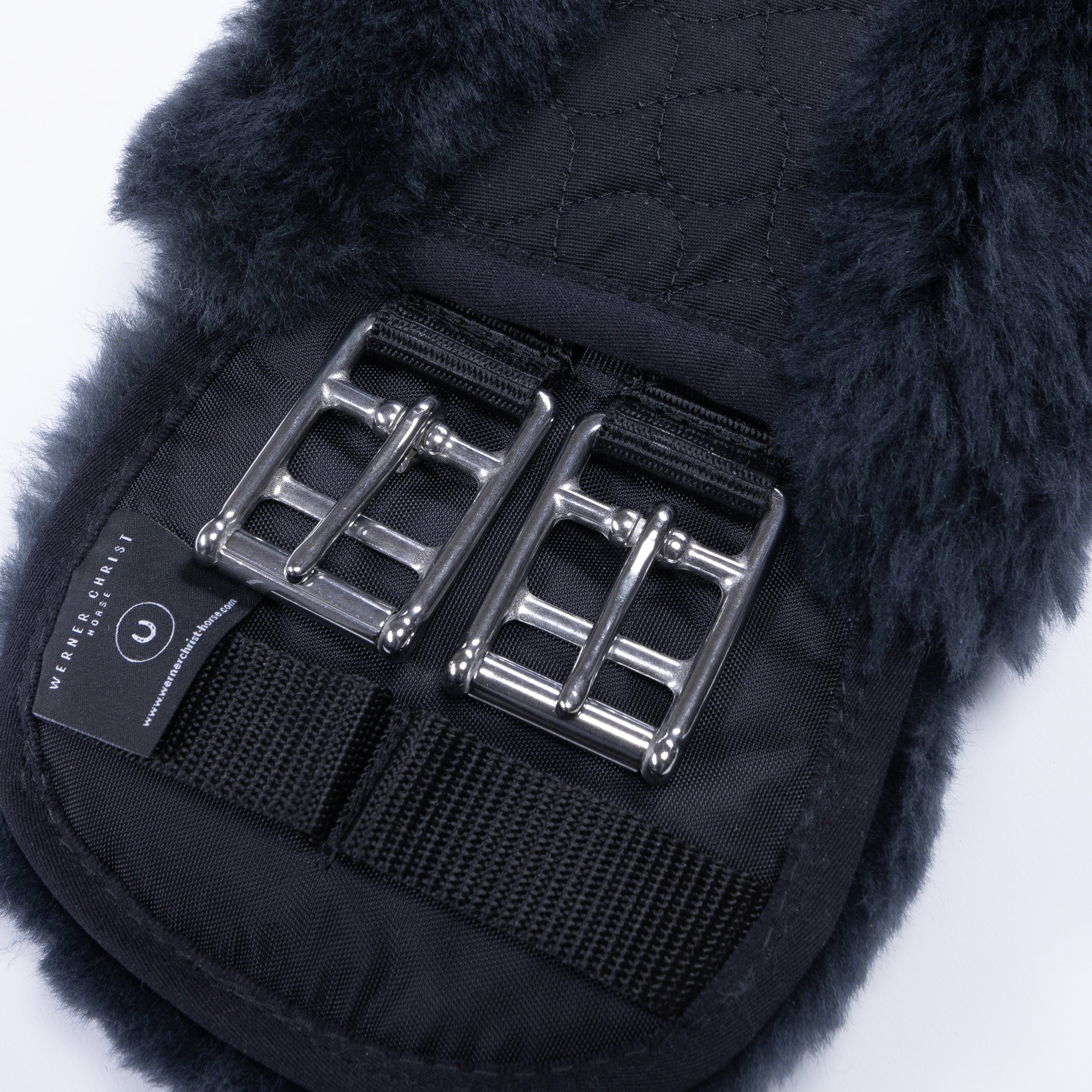Der Werner Christ Pferde Sattelgurt "Mondgurt" mit Lammfell in Schwarz/Anthrazit, Artikelnummer 6668-64, ist ein hochwertiger Sattelgurt, der speziell für den Komfort des Pferdes entwickelt wurde. Dieser Gurt kombiniert das elegante Schwarz mit Anthrazit und ist mit hochwertigem Lammfell ausgestattet. Er bietet eine angenehme Passform, reduziert Druck und Reibung und minimiert somit mögliche Scheuerstellen. Erhältlich unter www.Hotti24.de.