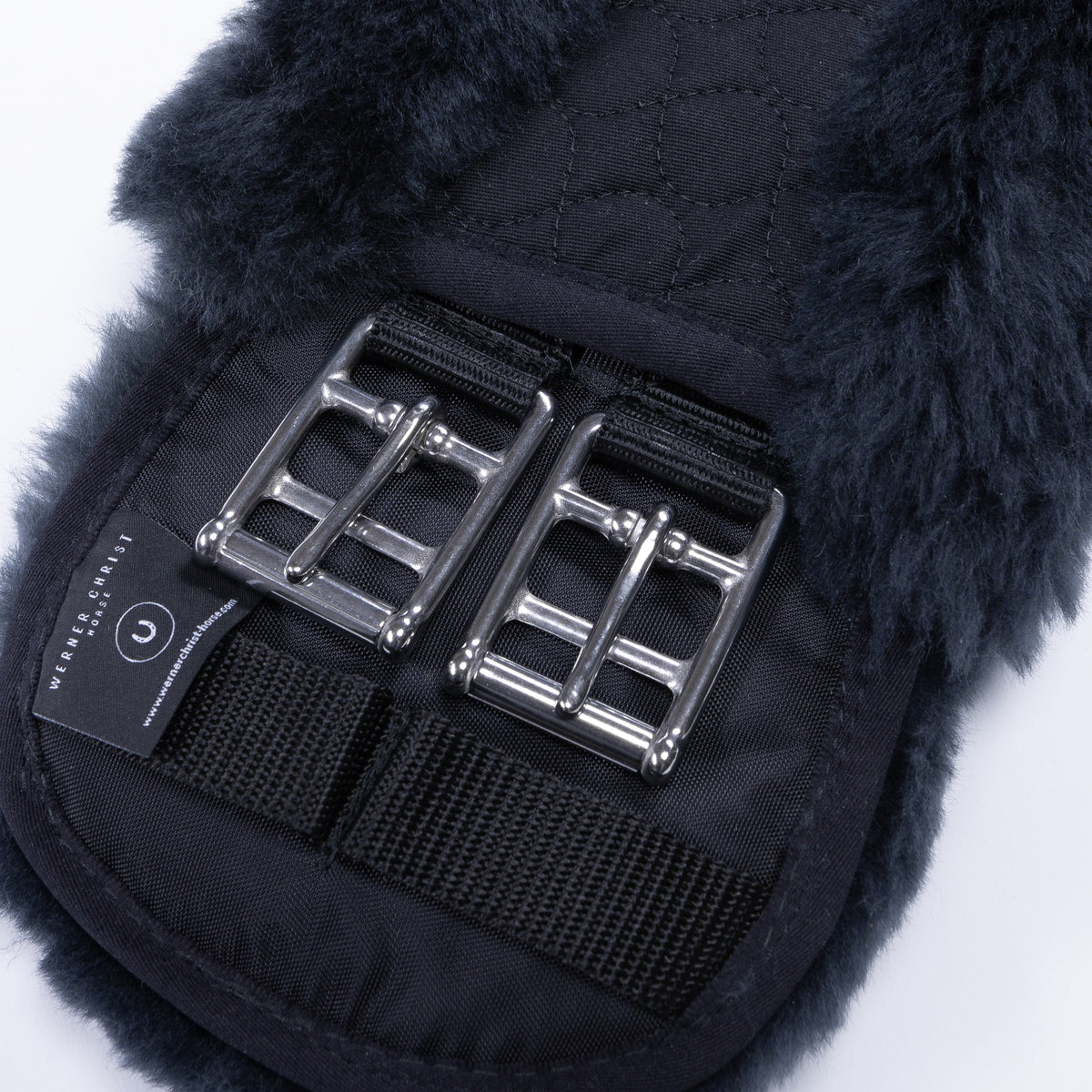 Der Werner Christ Pferde Sattelgurt "Mondgurt" mit Lammfell in Schwarz/Anthrazit, Artikelnummer 6668-64, ist ein hochwertiger Sattelgurt, der speziell für den Komfort des Pferdes entwickelt wurde. Dieser Gurt kombiniert das elegante Schwarz mit Anthrazit und ist mit hochwertigem Lammfell ausgestattet. Er bietet eine angenehme Passform, reduziert Druck und Reibung und minimiert somit mögliche Scheuerstellen. Erhältlich unter www.Hotti24.de.