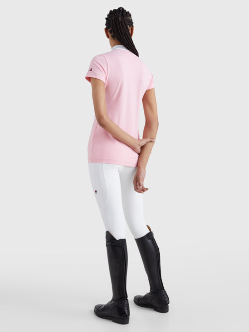 Tommy Hilfiger Equestrian® »Damen Turniershirt mit Strass Rosa, mit Stehkragen und verdeckter Knopfleiste. Sichtbarer Strassknopf am Kragen und TH-Strassapplikation auf der linken Brust. Hergestellt aus einem schnell trocknenden, desodorierenden Stoff Artikelnummer th07wsss301-029 erhältlich bei www.Hotti24.de