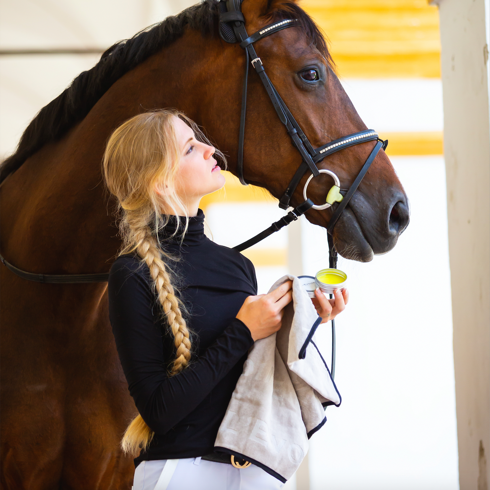 L'Evoine »Pferde Trensentuch Beige, ist perfekt für die Aufbewahrung im Spind oder in der Sattelkammer geeignet. Es schützt das Leder vor Staub und anderen Umwelteinflüssen. Artikelnummer 404CO100 / 63072000 erhältlich bei www.Hotti24.de - Trensentuch mit Pferd