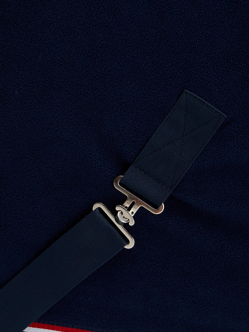 Die TOMMY HILFIGER Pferde Abschwitzdecke Paris Turnierdecke in Blau (Artikelnummer: TH08HRUG636-004) ist ein Must-have für Pferdeliebhaber. Diese Abschwitzdecke zeichnet sich durch erstklassige Qualität und ein stilvolles Design aus, das Ihrem Pferd Eleganz verleiht. Sie können diese Decke auf www.Hotti24.de erwerben und Ihr Pferd optimal ausstatten.