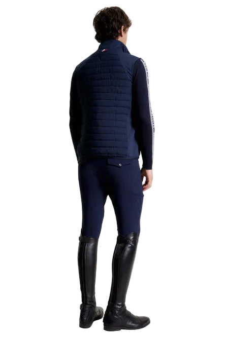 Tommy Hilfiger Equestrian® - Herren Weste Gramercy Blau, aus reaktivem Wärmeausgleichsstoff, der bei wärmeren Temperaturen Wärme abgibt und sie speichert, wenn das Wetter abkühlt. Unsere Hybridweste verfügt über eine strategisch platzierte Bi-Material Artikelnummer th13mves718-004 erhältlich bei www.Hotti24.de