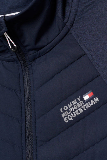 Tommy Hilfiger Equestrian® - Herren Weste Gramercy Blau, aus reaktivem Wärmeausgleichsstoff, der bei wärmeren Temperaturen Wärme abgibt und sie speichert, wenn das Wetter abkühlt. Unsere Hybridweste verfügt über eine strategisch platzierte Bi-Material Artikelnummer th13mves718-004 erhältlich bei www.Hotti24.de