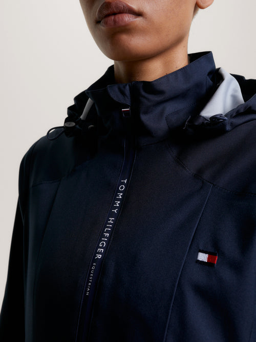 Tommy Hilfiger Equestrian® »Damen Regenjacke Barcelona Blau, ist ausgestattet mit einem wasserdichten, mit Logo bedruckten Reißverschluss und einer elastischen Kordel am Saum für einen sichereren Sitz Artikelnummer th13wjac701-004 erhältlich bei www.Hotti24.de