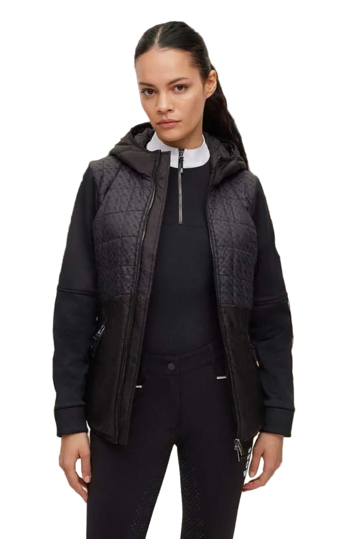 Die Datei beinhaltet Informationen über eine Damenjacke mit dem Namen "Bruna Performance" von der Marke BOSS. Die Jacke ist winddicht und wasserdicht. Die Artikelnummer lautet B1W1403-001, und die Jacke ist in der Farbe Schwarz erhältlich. Sie kann auf der Website www.hotti24.de erworben werden.