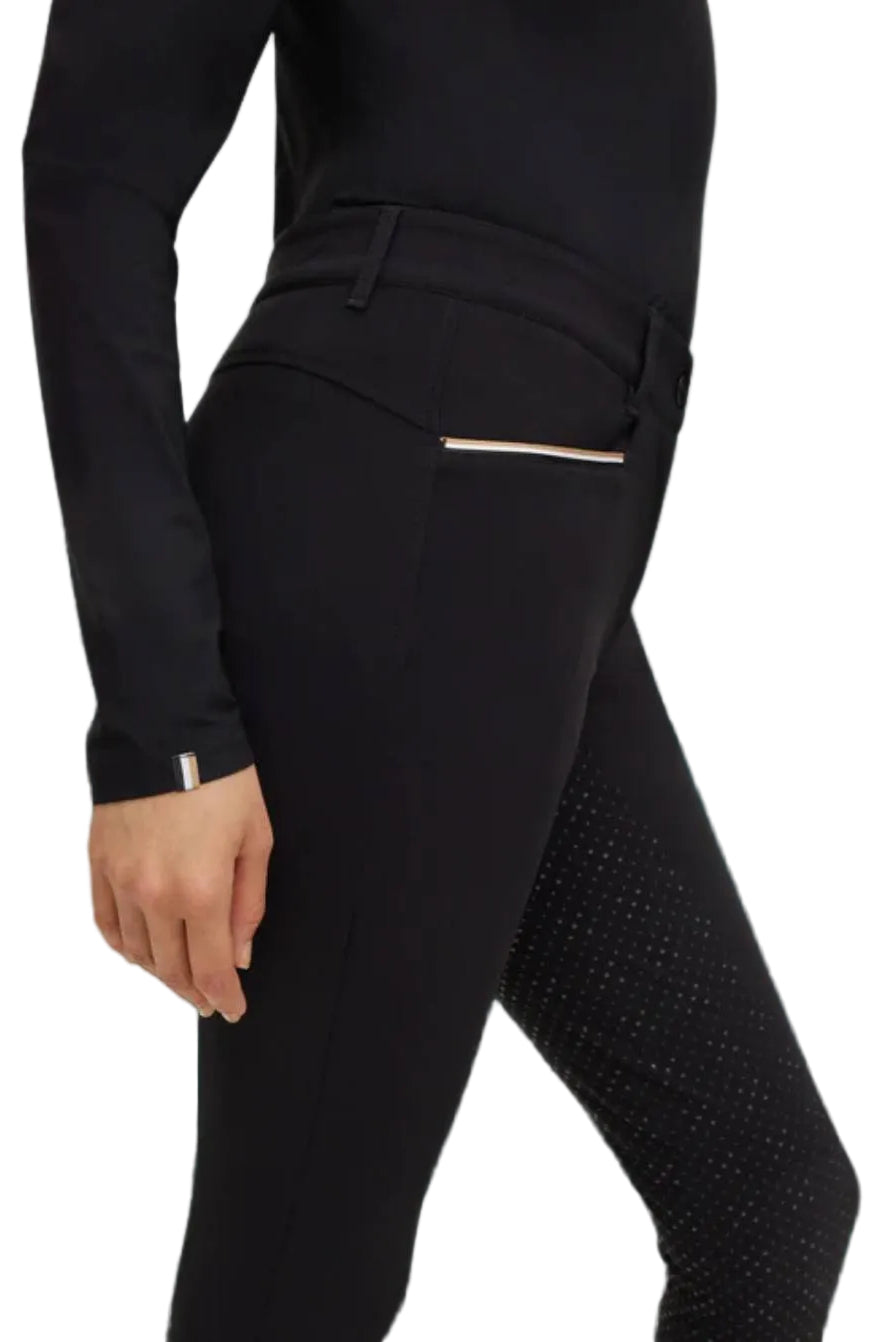 Damen Reithose "Heather FullGrip" von BOSS Equestrian. Diese Reithose ist in der Farbe Schwarz erhältlich und trägt die Artikelnummer B1W1301-001. Die "Heather FullGrip" Damen Reithose wurde speziell für Reiterinnen entwickelt, um Komfort und Halt im Sattel zu bieten. Sie haben die Möglichkeit, die Reithose von vorne, von der Seite und von hinten zu betrachten, um einen umfassenden Eindruck zu erhalten. Sie können diese Damen Reithose auf der Website www.hotti24.de erwerben