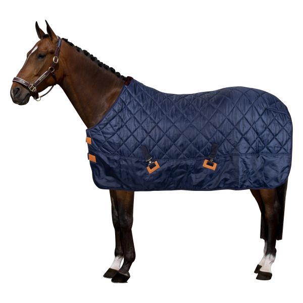 Die HV POLO Pferde Stalldecke "Jet" in Blau mit der Artikelnummer 2404093501-5001 ist ein unverzichtbares Accessoire für Pferde, um sie im Stall warm und geschützt zu halten. Diese Stalldecke zeichnet sich durch ihre hohe Qualität und das ansprechende blaue Design aus. Sie können die HV POLO Pferde Stalldecke "Jet" in Blau auf www.Hotti24.de erwerben.