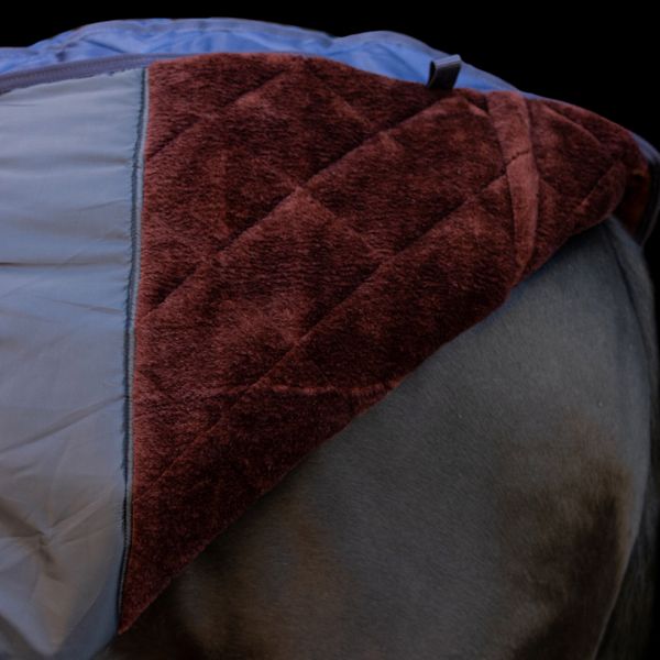 Die HV POLO Pferde Stalldecke "Jet" in Blau mit der Artikelnummer 2404093501-5001 ist ein unverzichtbares Accessoire für Pferde, um sie im Stall warm und geschützt zu halten. Diese Stalldecke zeichnet sich durch ihre hohe Qualität und das ansprechende blaue Design aus. Sie können die HV POLO Pferde Stalldecke "Jet" in Blau auf www.Hotti24.de erwerben.