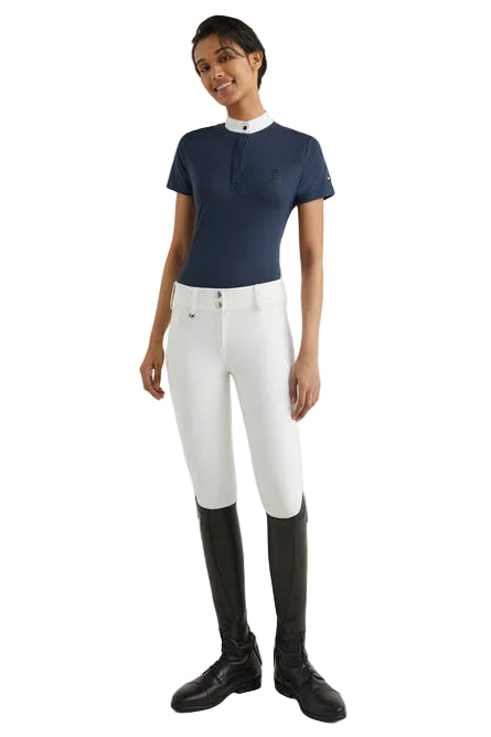 Tommy Hilfiger Equestrian® »Damen Turniershirt mit Strass Blau, mit Stehkragen und verdeckter Knopfleiste. Sichtbarer Strassknopf am Kragen und TH-Strassapplikation auf der linken Brust. Hergestellt aus einem schnell trocknenden, desodorierenden Stoff Artikelnummer th07wsss301-004 erhältlich bei www.Hotti24.de