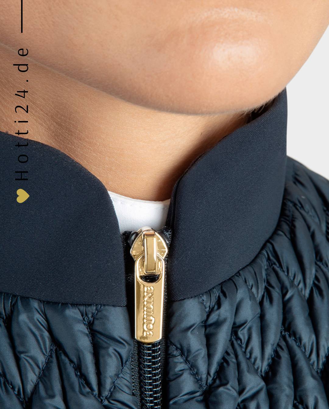 Die vorliegende Datei enthält Informationen über die Damen Softshelljacke "Ebesse" von EQUILINE. Diese Jacke ist in der Farbe Blau erhältlich und trägt die Artikelnummer EW023PR09803-002. Die "Ebesse" Softshelljacke wurde speziell für Damen entwickelt, um Stil und Funktionalität zu bieten. Sie können diese Damen Softshelljacke auf der Website www.hotti24.de erwerben.