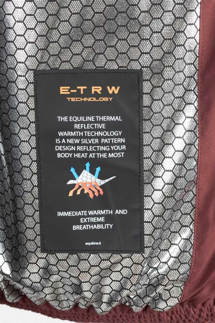 Die vorliegende Datei enthält Informationen über die Herren Winterjacke "Curroc" von EQUILINE in der Farbe Rot mit der Artikelnummer EW123PQ10498-480. Diese Winterjacke wurde speziell entwickelt, um Herren in der kalten Jahreszeit warm und stilvoll zu halten. Die Jacke bietet hervorragende Isolierung und Komfort, ideal für winterliche Aktivitäten. Sie ist erhältlich unter www.Hotti24.de.