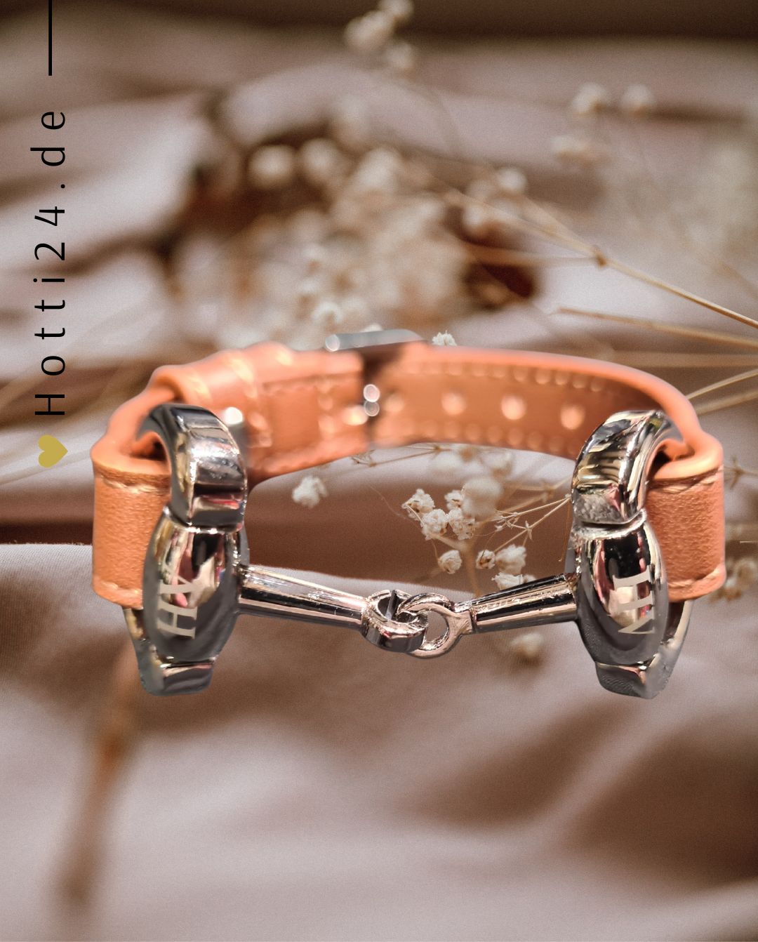 Hotti24 ☛ Shoppe dich glücklich mit HV Polo »Damen Armband Gebiss Hellbraun / Silber, dieses schicke Armband wird mit einem eingravierten Logo-Bit, das jedem Outfit eine elegante Note verleiht. Das Armband ist mit einem kleinen Stift verstellbar Artikelnummer 3404093403-125 erhältlich bei www.Hotti24.de - Armband von vorne