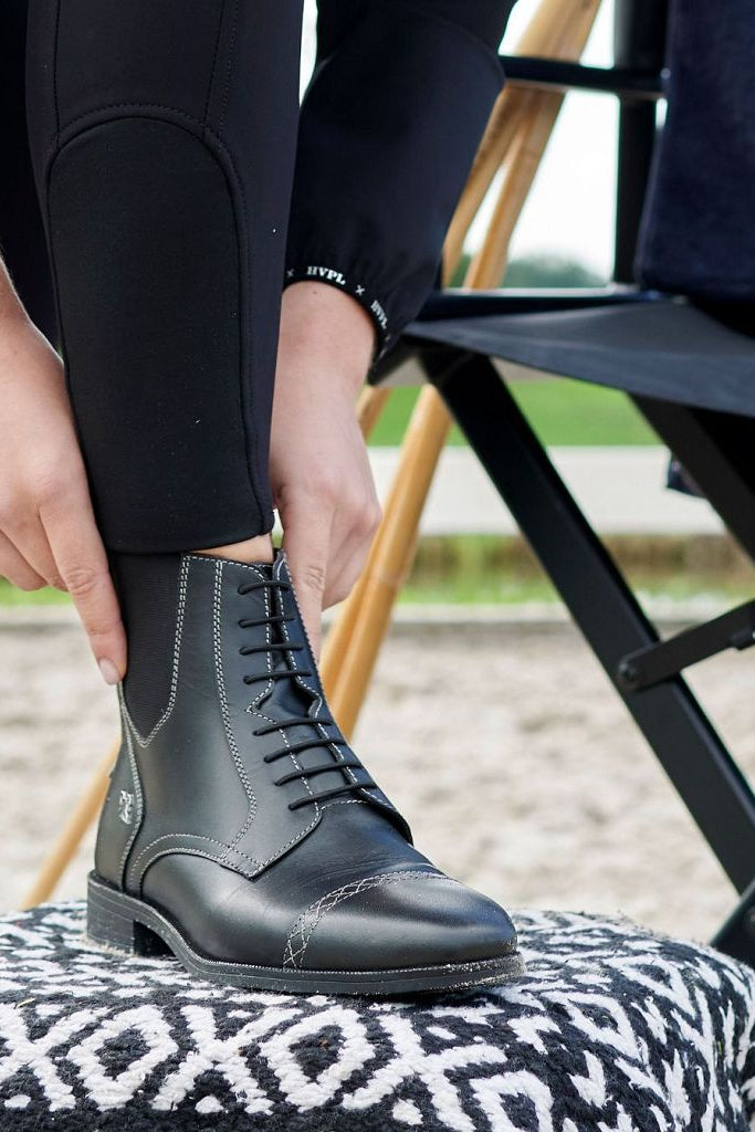 Die HV POLO Damen Stiefelette "Jodphurs Legacy" in Schwarz mit der Artikelnummer 2003093502-9545 ist bei www.Hotti24.de erhÀltlich.