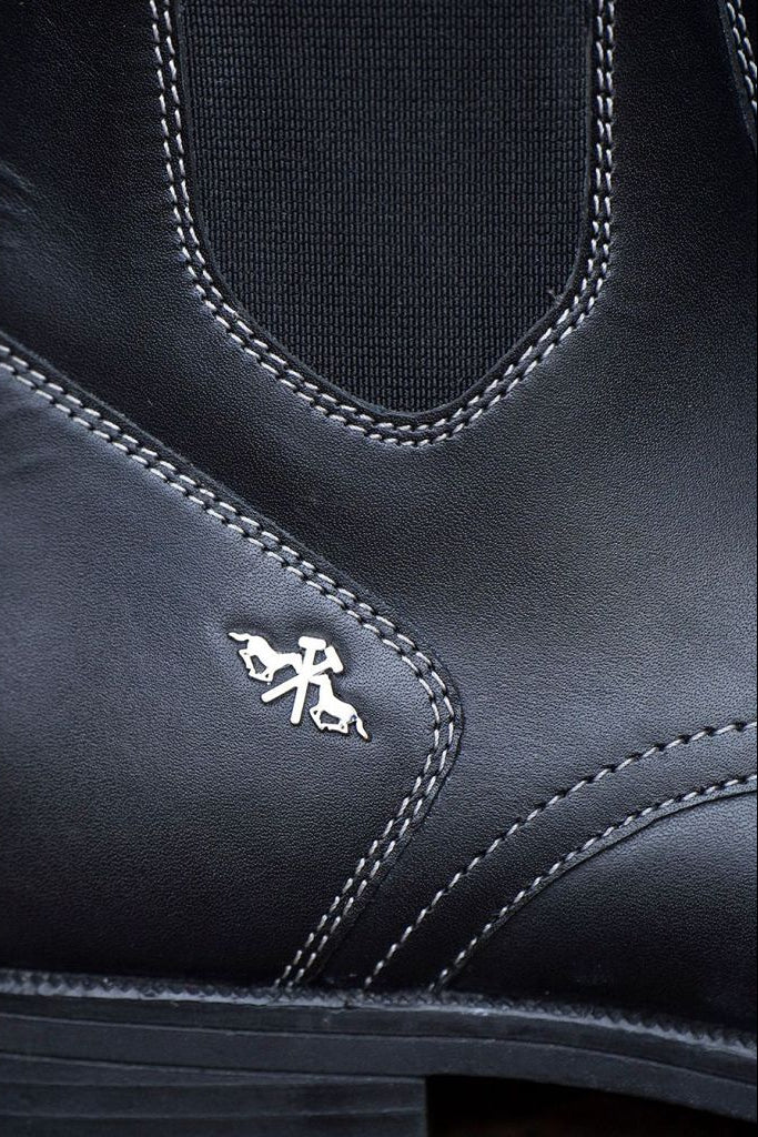 Die HV POLO Damen Stiefelette "Jodphurs Legacy" in Schwarz mit der Artikelnummer 2003093502-9545 ist bei www.Hotti24.de erhÀltlich.