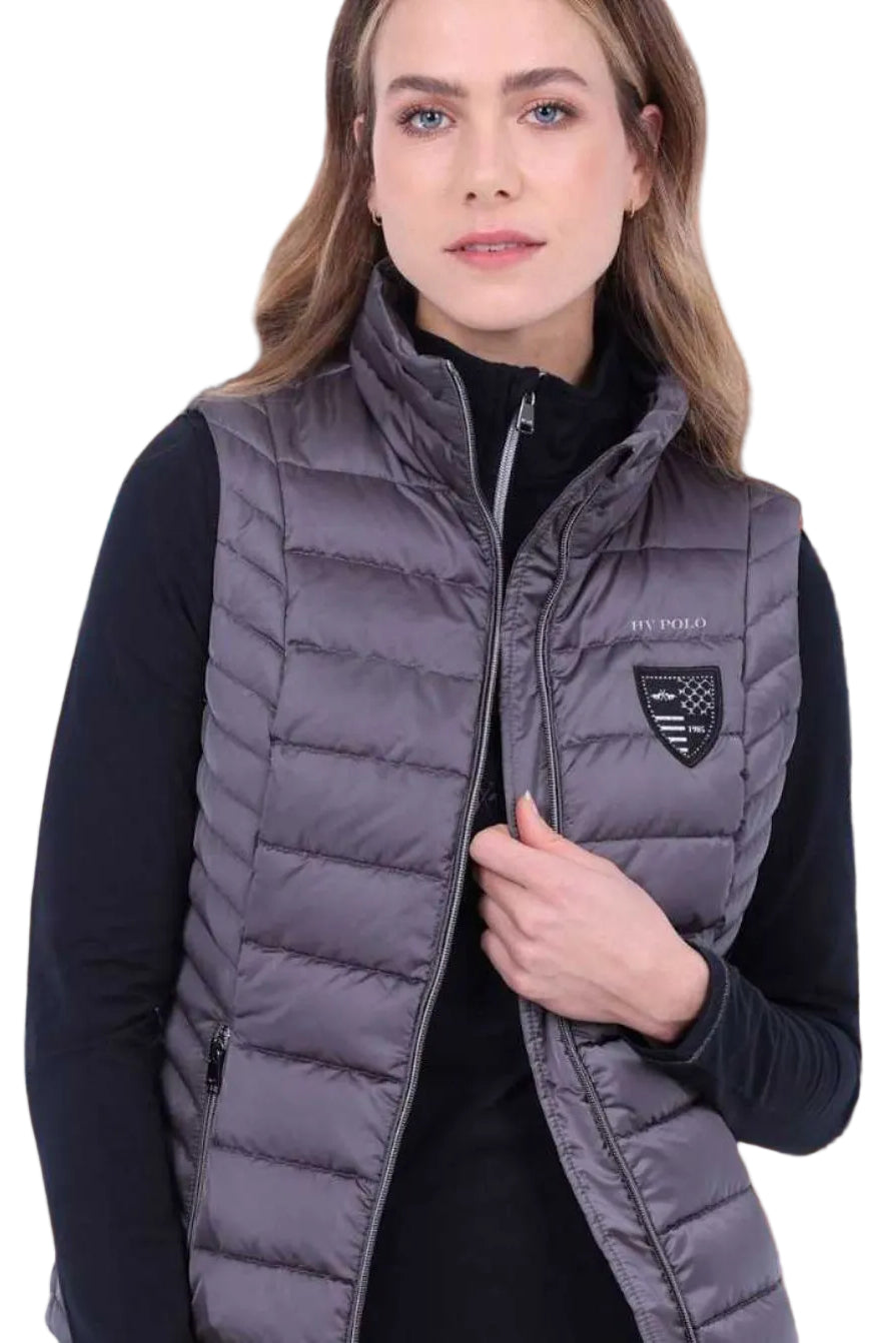 Die vorliegende Datei enthält Informationen über die HV POLO Damen Weste „Celine“ in der Farbe Grau mit der Artikelnummer 0405093450-7122. Diese Weste wurde speziell für Damen entwickelt, um sie warm zu halten und gleichzeitig stilvoll auszusehen. Sie können diese Damen Weste auf der Website www.Hotti24.de erwerben.