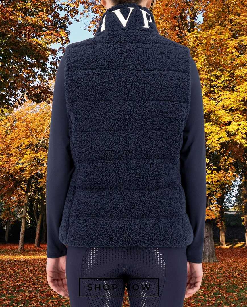 Die vorliegende Datei enthält Informationen über die HV POLO Damen Weste "Dayla" in der Farbe Blau mit der Artikelnummer 0405093551-5001. Diese Weste wurde speziell für Damen entwickelt, um sie warm zu halten und gleichzeitig stilvoll auszusehen. Sie können diese Damen Weste auf der Website www.Hotti24.de erwerben.