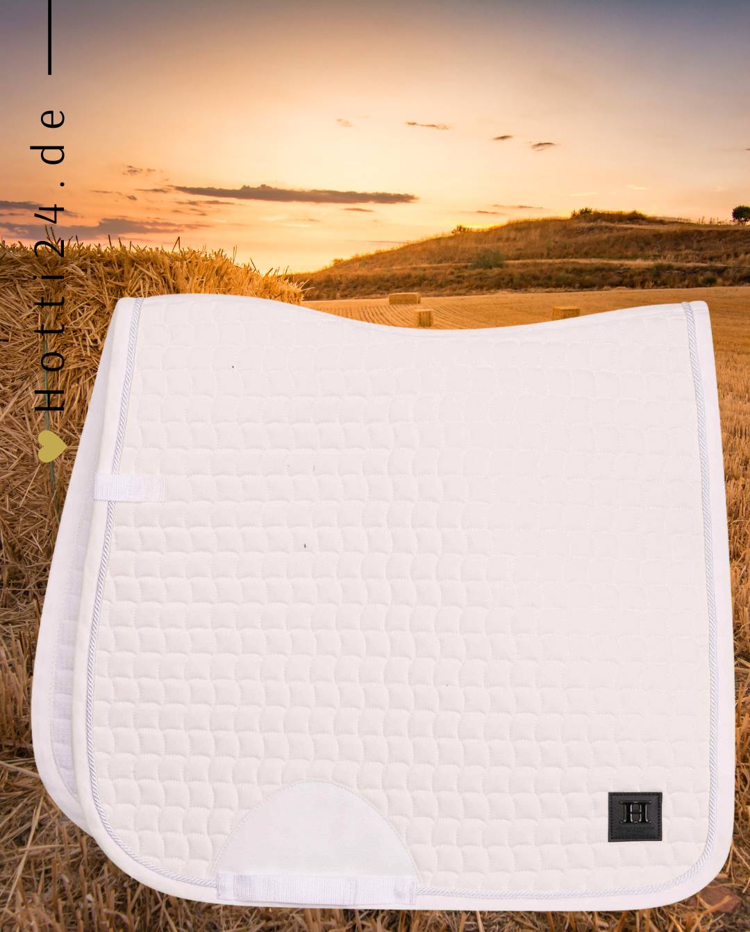 Pferde Dressurschabracke "Dae" von HV POLO in der Farbe Weiß mit der Artikelnummer 0802093512-0001. Diese Dressurschabracke wurde speziell entwickelt, um Ihrem Pferd während der Dressur einen eleganten und komfortablen Sitz zu bieten. Sie können diese Pferde Dressurschabracke auf der Website www.hotti24.de erwerben.