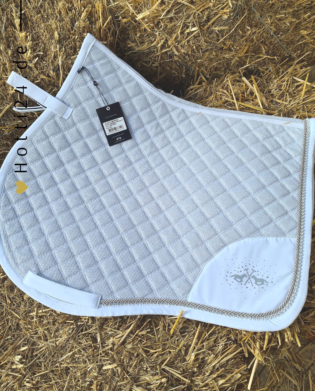 Pferde Springschabracke "Skye" von HV POLO in der Farbe Weiß mit der Artikelnummer 0801093504-0001. Diese Springschabracke wurde speziell entwickelt, um Ihrem Pferd während des Springreitens einen eleganten und komfortablen Sitz zu bieten. Sie können diese Pferde Springschabracke auf der Website www.hotti24.de erwerben