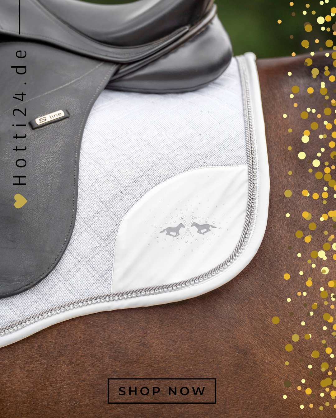 Pferde Springschabracke "Skye" von HV POLO in der Farbe Weiß mit der Artikelnummer 0801093504-0001. Diese Springschabracke wurde speziell entwickelt, um Ihrem Pferd während des Springreitens einen eleganten und komfortablen Sitz zu bieten. Sie können diese Pferde Springschabracke auf der Website www.hotti24.de erwerben