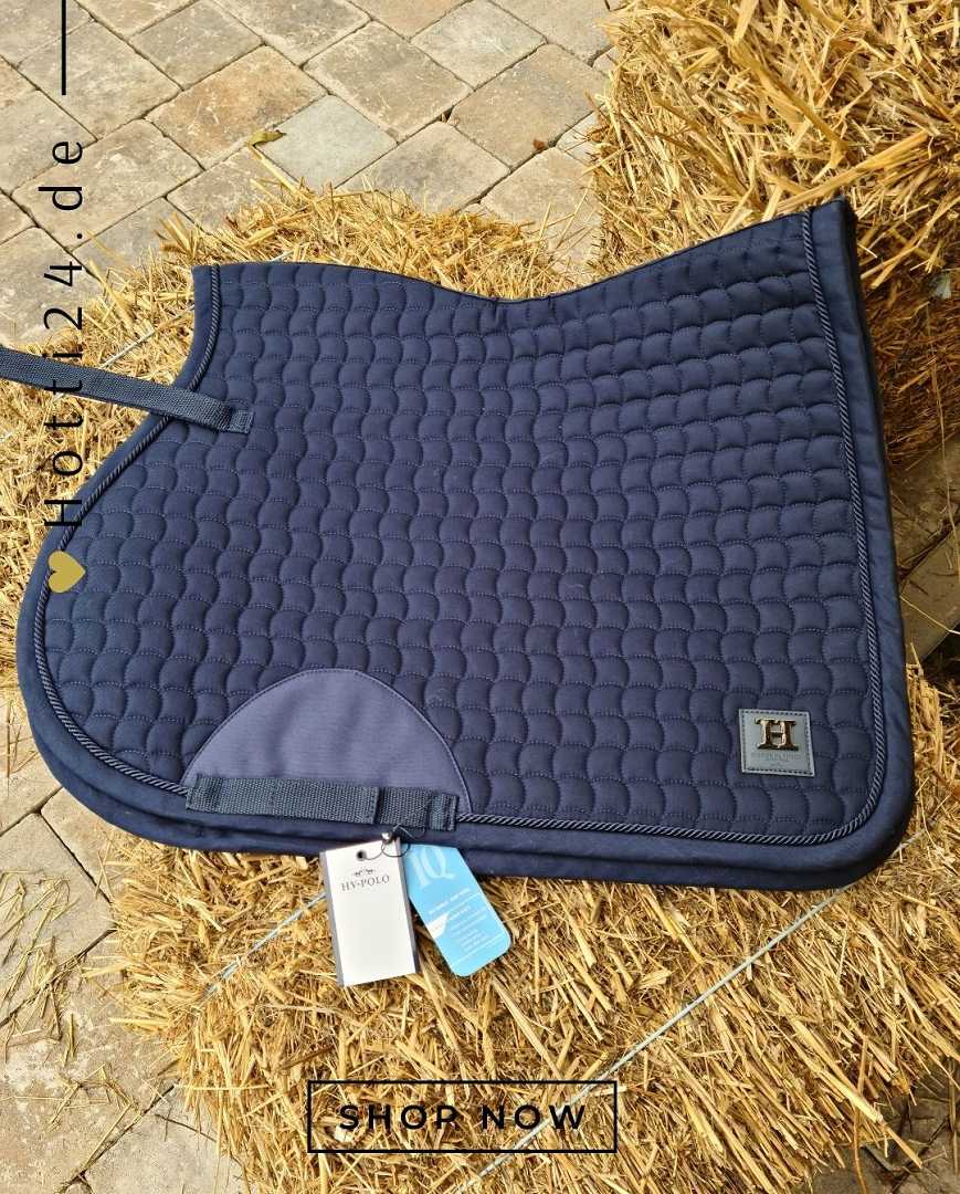 Die vorliegende Datei enthält Informationen über die Pferde Vielseitigkeitsschabracke "Dae" von HV POLO in der Farbe Blau mit der Artikelnummer 0801093512-5001. Diese Vielseitigkeitsschabracke wurde speziell entwickelt, um Ihrem Pferd Komfort und Schutz während verschiedener Reitdisziplinen zu bieten. Sie ist erhältlich unter www.Hotti24.de.