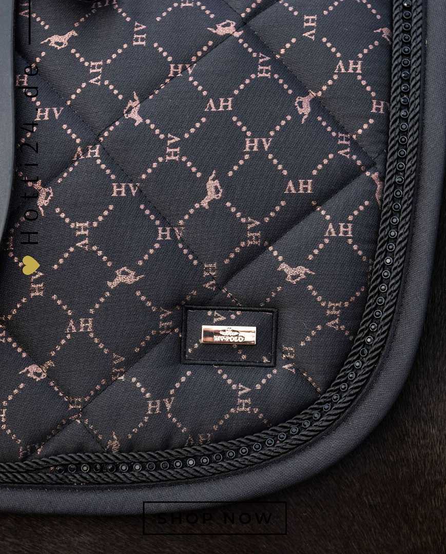 Pferde Vielseitigkeitsschabracke "Welmoed Shine" von HV POLO in der Farbe Schwarz mit der Artikelnummer 0801093456-9584. Diese Schabracke wurde speziell entwickelt, um Ihrem Pferd während vielseitiger Reitaktivitäten einen eleganten und komfortablen Sitz zu bieten. Sie können diese Pferde Vielseitigkeitsschabracke auf der Website www.hotti24.de erwerben