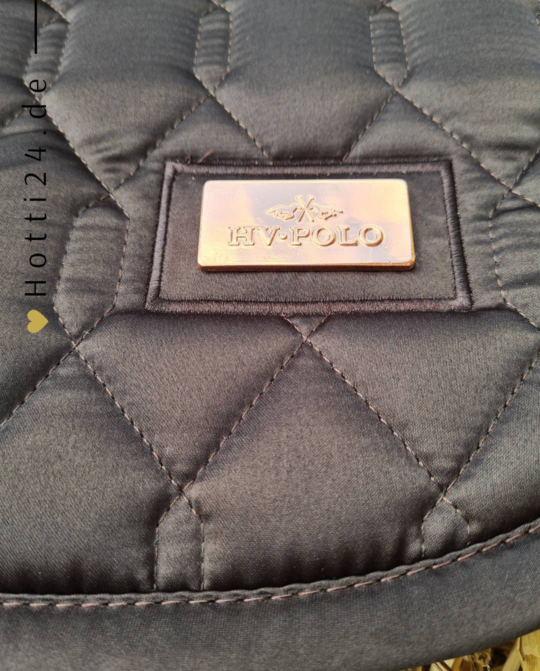 Pferde Vielseitigkeitsschabracke "Welmoed Simple Shine" von HV POLO in der Farbe Braun mit der Artikelnummer 0801093457-8026. Diese Schabracke wurde speziell entwickelt, um Ihrem Pferd während vielseitiger Reitaktivitäten einen eleganten und komfortablen Sitz zu bieten. Sie können diese Pferde Vielseitigkeitsschabracke auf der Website www.hotti24.de erwerben.