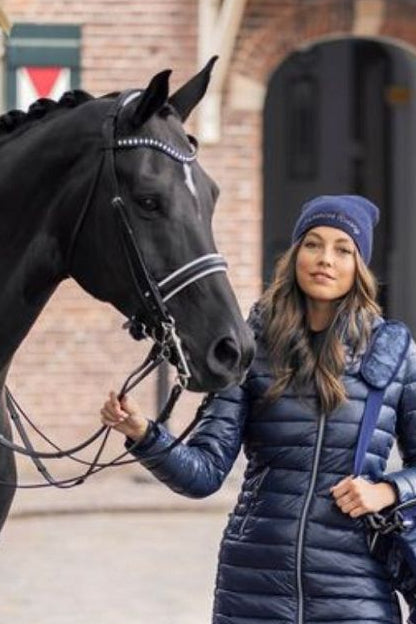 Imperial Riding Beanie "Imperial Chic" in Navy (Artikelnummer: KL20321010-5001) ist ein modisches Accessoire, das nicht nur warm hält, sondern auch einen Hauch von Eleganz verleiht. Diese Beanie ist in einem klassischen Navy-Blau erhältlich und perfekt für Pferdeliebhaber und Reiter. Sie können dieses stilvolle Beanie auf www.Hotti24.de erwerben, um sich warm und schick zu halten.