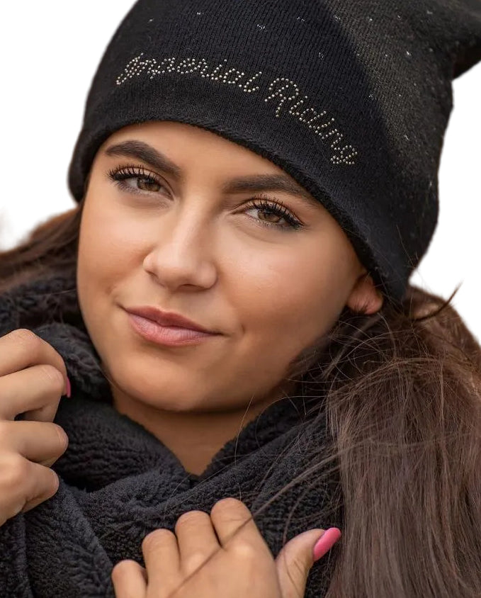Die Imperial Riding Beanie "IRH Imperial Chic" in Schwarz (Artikelnummer: KL20321010-9000) ist das ideale Accessoire, um Ihren Reit-Look zu vervollkommnen. Diese Beanie kombiniert Stil und Funktionalität und hält Ihren Kopf warm, während Sie Ihren Pferden nachgehen. Sie können die "IRH Imperial Chic" Beanie auf www.Hotti24.de erwerben, um Ihrem Outfit eine stilvolle Note hinzuzufügen und gleichzeitig vor Kälte geschützt zu sein.