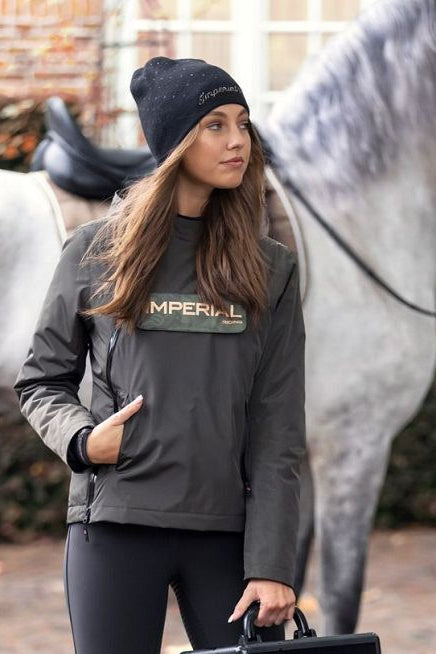 Die Imperial Riding Beanie "IRH Imperial Chic" in Schwarz (Artikelnummer: KL20321010-9000) ist das ideale Accessoire, um Ihren Reit-Look zu vervollkommnen. Diese Beanie kombiniert Stil und Funktionalität und hält Ihren Kopf warm, während Sie Ihren Pferden nachgehen. Sie können die "IRH Imperial Chic" Beanie auf www.Hotti24.de erwerben, um Ihrem Outfit eine stilvolle Note hinzuzufügen und gleichzeitig vor Kälte geschützt zu sein.