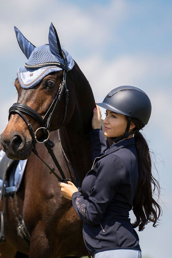 Imperial Riding präsentiert die Damenjacke Sporty Sparks mit der Artikelnummer KL34123000-5001 in der Farbe Navy. Diese Jacke kombiniert Funktionalität mit modischem Design und ist ideal für sportliche Aktivitäten. Für weitere Details und die Möglichkeit zum Kauf besuchen Sie bitte die Website www.Hotti24.de.