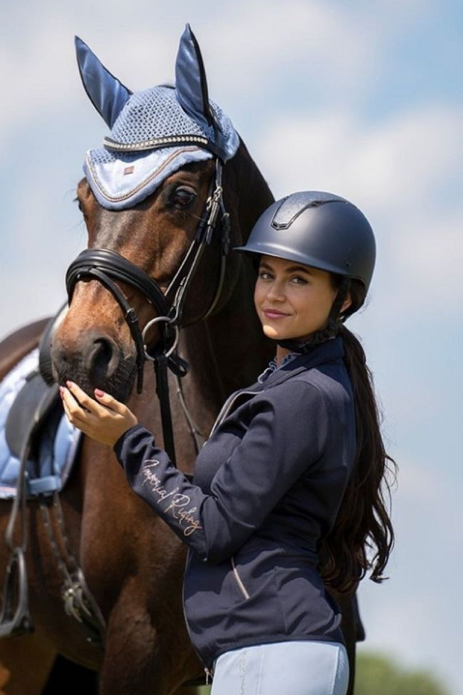Imperial Riding präsentiert die Damenjacke Sporty Sparks mit der Artikelnummer KL34123000-5001 in der Farbe Navy. Diese Jacke kombiniert Funktionalität mit modischem Design und ist ideal für sportliche Aktivitäten. Für weitere Details und die Möglichkeit zum Kauf besuchen Sie bitte die Website www.Hotti24.de.