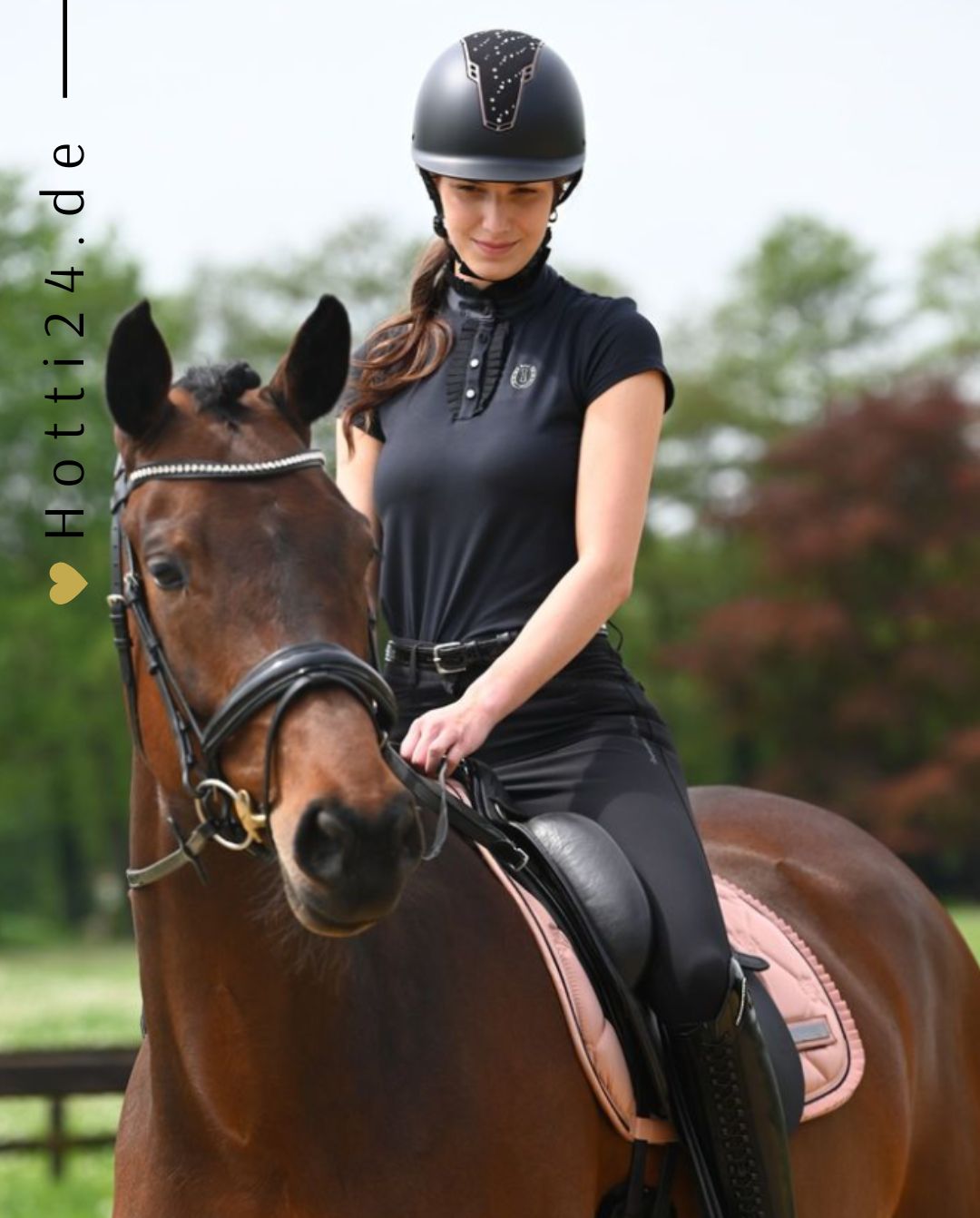 Imperial Riding »Damen T-Shirt IRHTriumph Schwarz, hat Flügelärmel, einen Knopfverschluss und ein Plissee-Detail im Kragen und neben dem Knopfverschluss Artikelnummer kl35123013-9000 erhältlich bei www.Hotti24.de