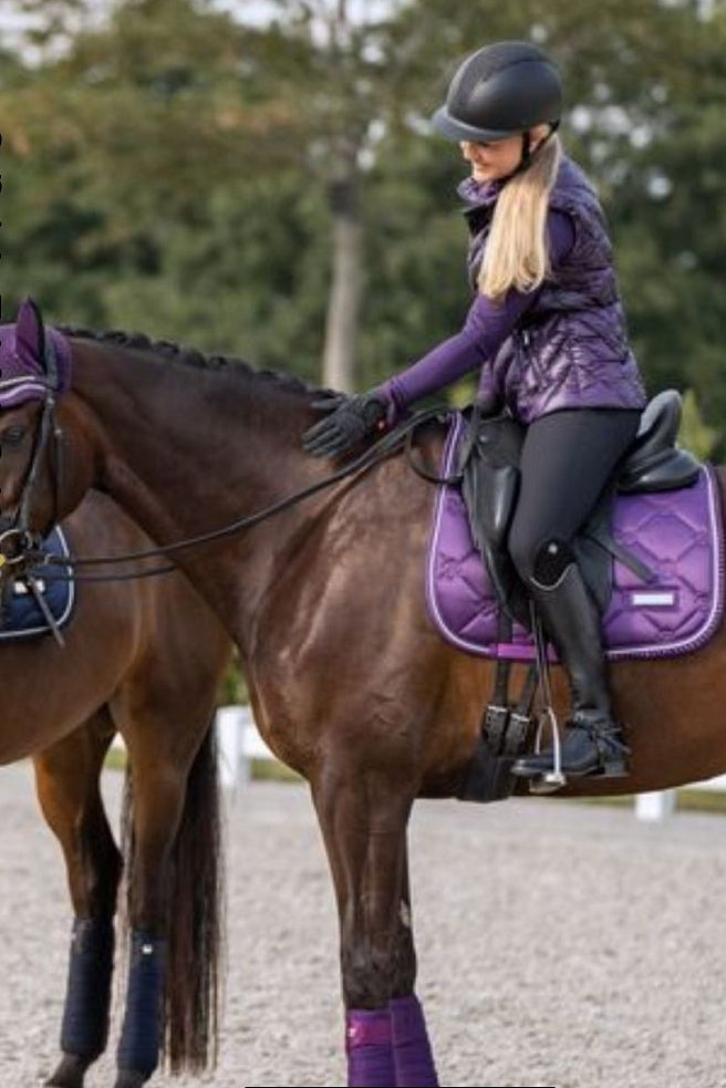 Die Imperial Riding Damen Weste "Cosmic Rider" in Lila Artikelnummer: KL32322000-4060 ist die perfekte ErgĂ€nzung fĂŒr Reiterinnen, die Stil und FunktionalitĂ€t schĂ€tzen. Diese Weste hĂ€lt Sie warm und komfortabel, egal ob Sie im Stall arbeiten oder im Sattel sitzen. Mit ihrem ansprechenden Design ist sie ein echter Hingucker. Diese Weste kann auf www.Hotti24.de erworben werden. Gönnen Sie sich diese vielseitige und modische ErgĂ€nzung fĂŒr Ihre Reitgarderobe.