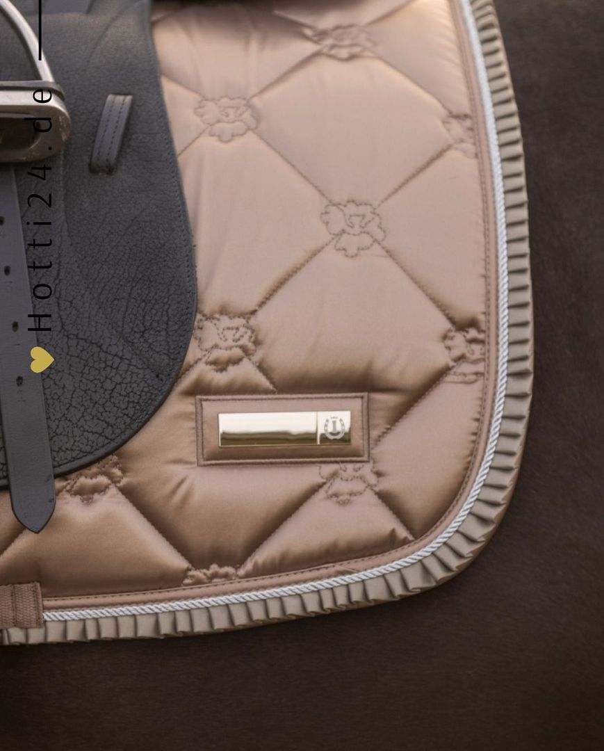 Imperial Riding präsentiert die Dressurschabracke IRH Lovely in der Farbe Braun mit der Artikelnummer ZT78122000-8043. Diese Dressurschabracke vereint Stil und Funktionalität und eignet sich ideal für Dressuraktivitäten. Für weitere Informationen und die Möglichkeit zum Kauf besuchen Sie bitte die Website www.Hotti24.de