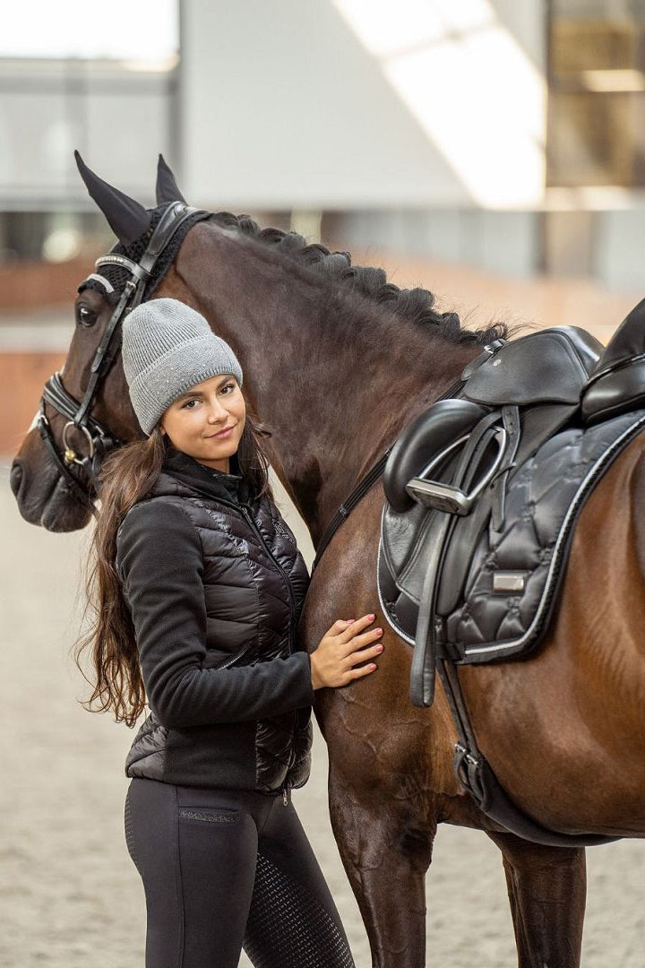Imperial Riding präsentiert die Dressurschabracke IRH Lovely in der Farbe Schwarz mit der Artikelnummer ZT78122000-9000. Diese Dressurschabracke vereint Stil und Funktionalität und eignet sich ideal für Dressuraktivitäten. Für weitere Informationen und die Möglichkeit zum Kauf besuchen Sie bitte die Website www.Hotti24.de