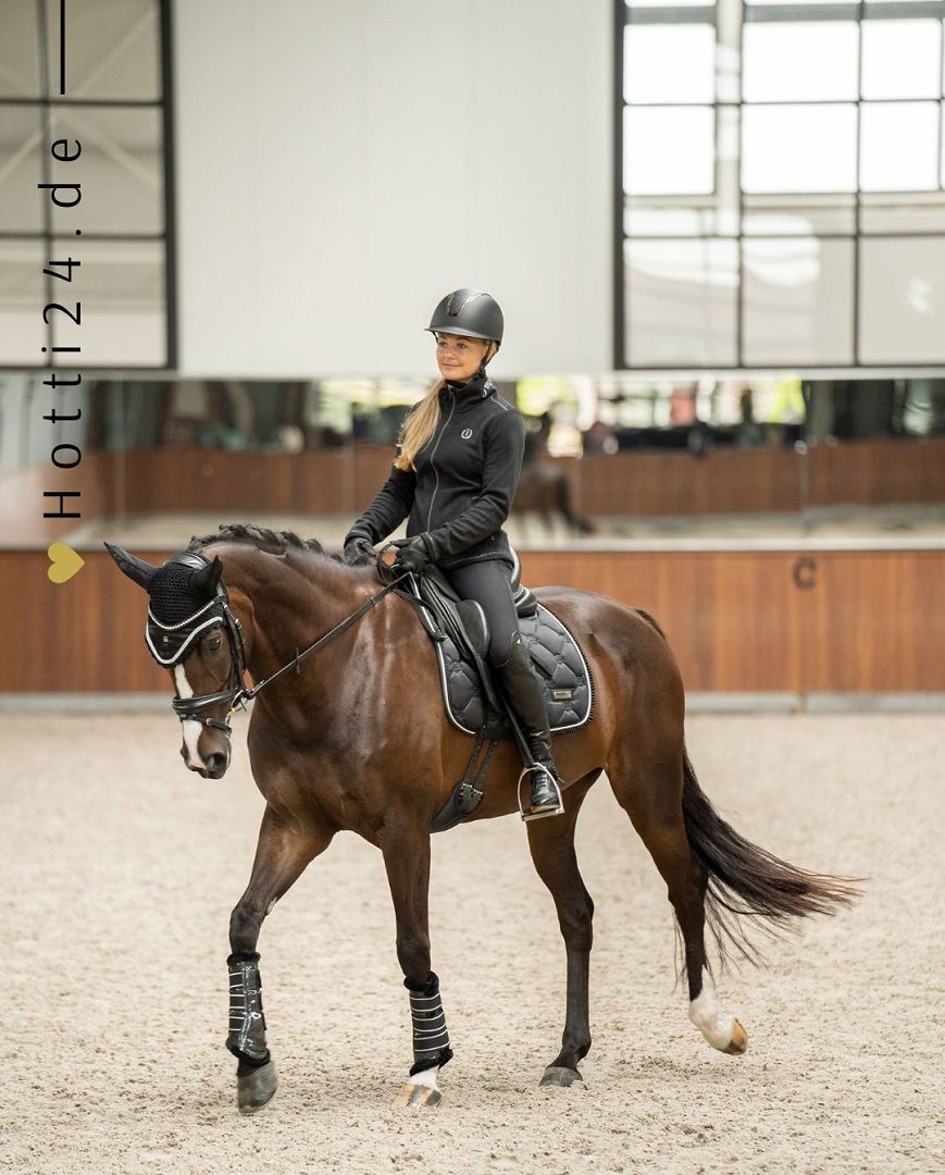 Imperial Riding präsentiert die Dressurschabracke IRH Lovely in der Farbe Schwarz mit der Artikelnummer ZT78122000-9000. Diese Dressurschabracke vereint Stil und Funktionalität und eignet sich ideal für Dressuraktivitäten. Für weitere Informationen und die Möglichkeit zum Kauf besuchen Sie bitte die Website www.Hotti24.de
