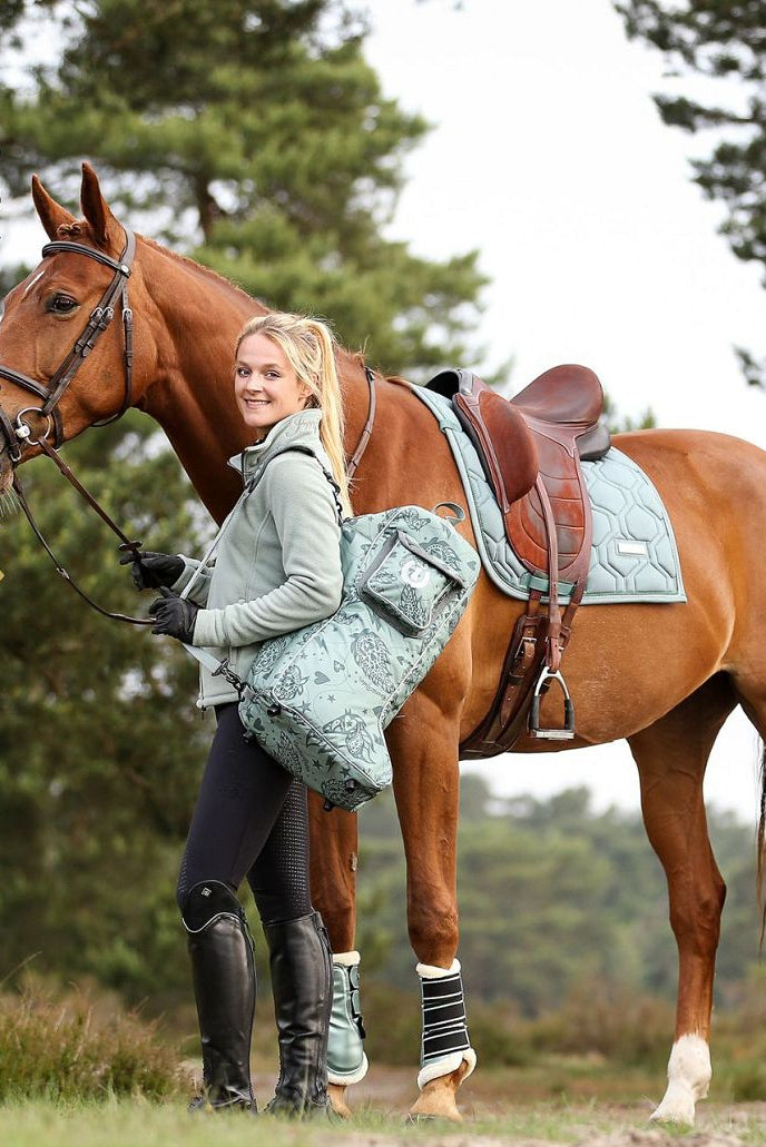 Imperial Riding präsentiert die Fleecejacke Galactic in der Farbe Sage Green mit der Artikelnummer KL31322001-6036. Diese Fleecejacke vereint Stil und Komfort und eignet sich ideal für verschiedene Freizeitaktivitäten. Für weitere Informationen und die Möglichkeit zum Kauf besuchen Sie bitte die Website des Händlers www.Hotti24.de