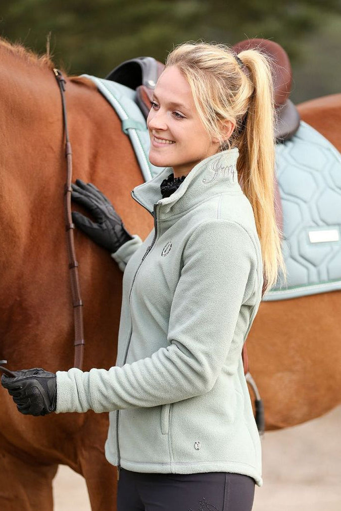 Imperial Riding präsentiert die Fleecejacke Galactic in der Farbe Sage Green mit der Artikelnummer KL31322001-6036. Diese Fleecejacke vereint Stil und Komfort und eignet sich ideal für verschiedene Freizeitaktivitäten. Für weitere Informationen und die Möglichkeit zum Kauf besuchen Sie bitte die Website des Händlers www.Hotti24.de