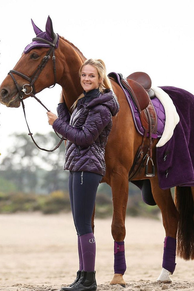 Die Imperial Riding Jacke "Cosmic Rider" in Lila Artikelnummer: KL36322010-4060 ist die ideale Wahl, um stilvoll und funktional auf dem Reiterhof zu sein. Mit ihrem trendigen Design und hochwertigen Materialien hält sie Sie warm und trocken, selbst an kalten und nassen Tagen. Diese Jacke ist ein Muss für jeden Reiter und kann auf www.Hotti24.de erworben werden. Bleiben Sie warm und modisch, egal bei welchem Wetter.