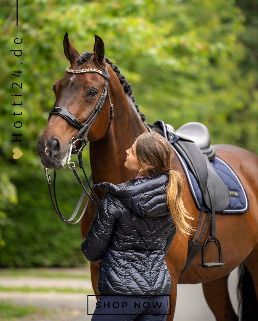 Die Imperial Riding Jacke "Cosmic Rider" in Blau Artikelnummer: KL36322010-5001 ist die ideale Wahl, um stilvoll und funktional auf dem Reiterhof zu sein. Mit ihrem trendigen Design und hochwertigen Materialien hält sie Sie warm und trocken, selbst an kalten und nassen Tagen. Diese Jacke ist ein Muss für jeden Reiter und kann auf www.Hotti24.de erworben werden. Bleiben Sie warm und modisch, egal bei welchem Wetter.