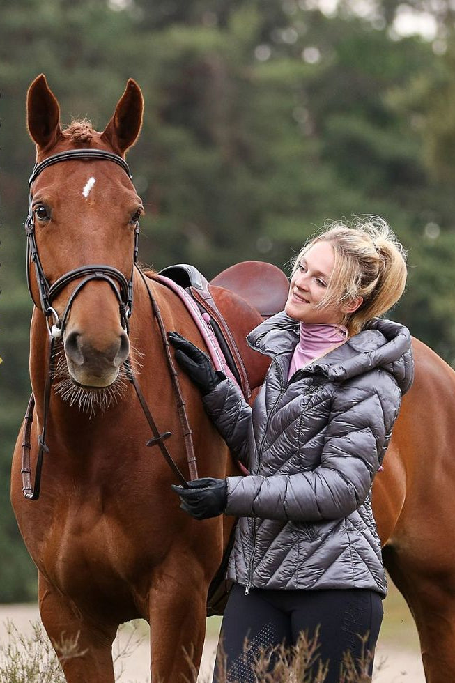 Die Imperial Riding Jacke "Cosmic Rider" in Grau Artikelnummer: KL36322010-7106 ist die ideale Wahl, um stilvoll und funktional auf dem Reiterhof zu sein. Mit ihrem trendigen Design und hochwertigen Materialien hält sie Sie warm und trocken, selbst an kalten und nassen Tagen. Diese Jacke ist ein Muss für jeden Reiter und kann auf www.Hotti24.de erworben werden. Bleiben Sie warm und modisch, egal bei welchem Wetter.